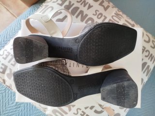 Sandalias Hispanitas Piel Beige y Negro Tacon