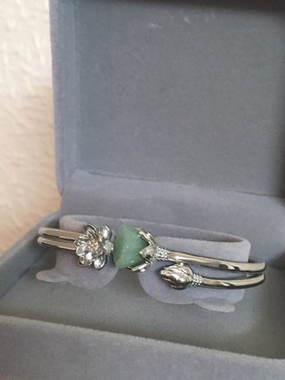 Brazalete plata con flor y piedra verde