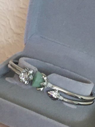 Brazalete plata con flor y piedra verde