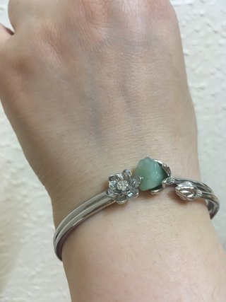 Brazalete plata con flor y piedra verde