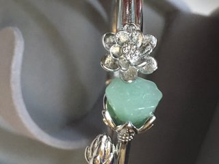 Brazalete plata con flor y piedra verde