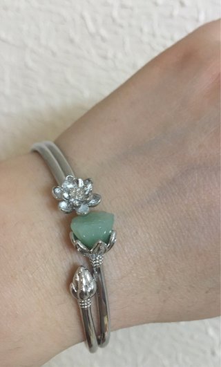 Brazalete plata con flor y piedra verde