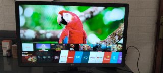 Smart TV LG 28 negra con mando