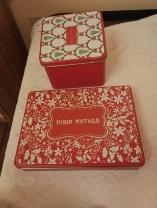 Scatole in latta natalizie