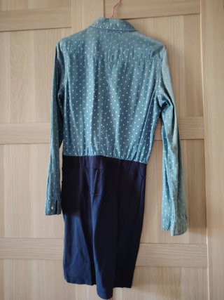 Vestido azul con lunares blancos