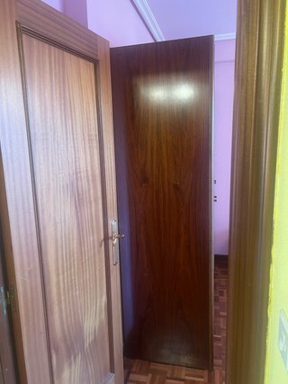 Muebles habitación: armario, cabeceros, mesillas.