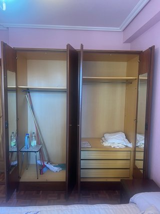Muebles habitación: armario, cabeceros, mesillas.