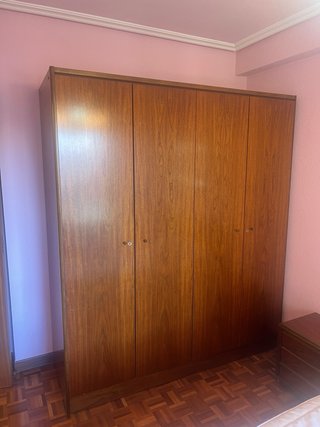 Muebles habitación: armario, cabeceros, mesillas.