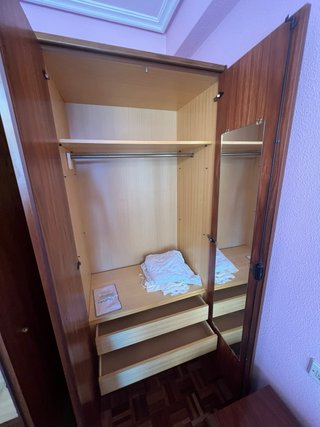 Muebles habitación: armario, cabeceros, mesillas.