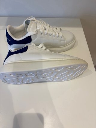 Sneakers Alexander McQueen bianche e blu navy