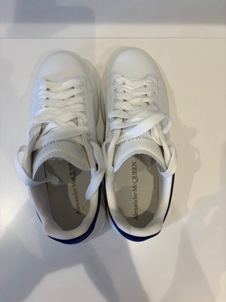 Sneakers Alexander McQueen bianche e blu navy