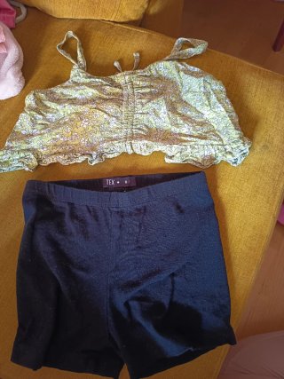 Lote top floral y pantalón corto negro T6-7