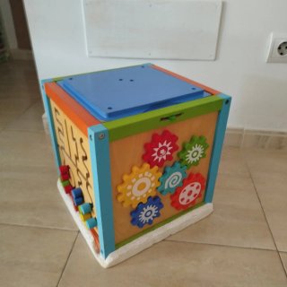 Cubo de actividades de madera