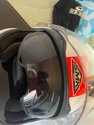 Casco SMK con 2 puestas,con gafa solar incluida.