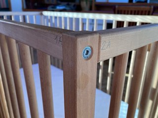 Cuna de madera con puerta para 2-3 años
