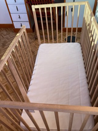 Cuna de madera con puerta para 2-3 años