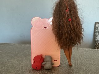 Muñeca con nevera y mascota