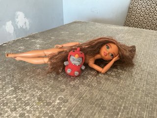 Muñeca con nevera y mascota