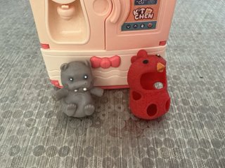 Muñeca con nevera y mascota