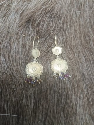 Pendientes dorados con detalles morados