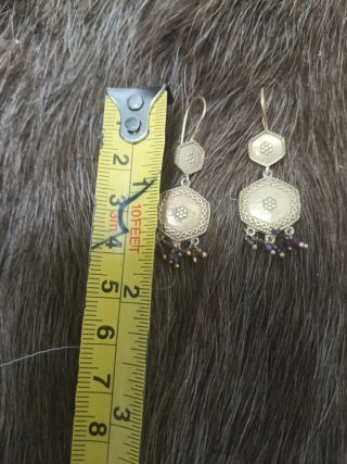 Pendientes dorados con detalles morados