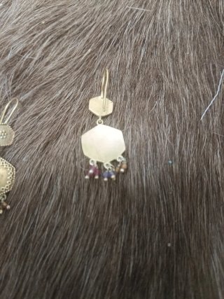 Pendientes dorados con detalles morados