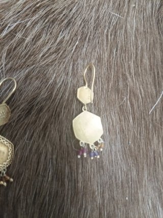 Pendientes dorados con detalles morados