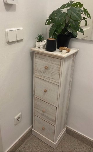 Due comodini in legno con 4 cassetti
