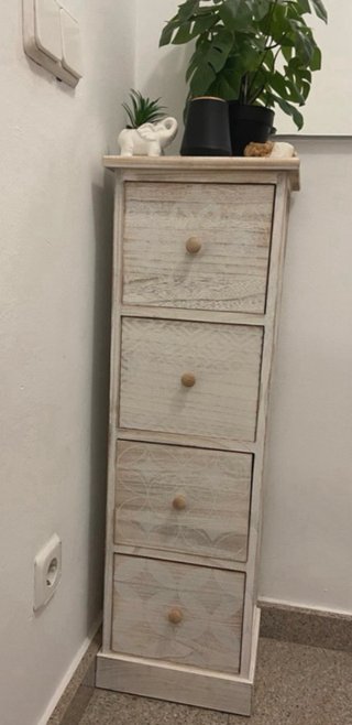 Due comodini in legno con 4 cassetti