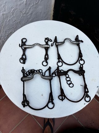 Lote de 4 embocaduras para caballos