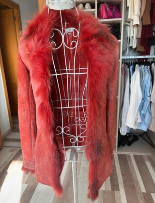 Abrigo rojo con pelo