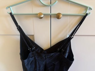 Vestido lencero, satinado midi negro.