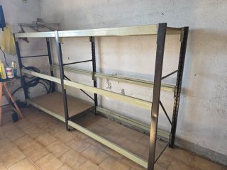 Estantería metálica y madera