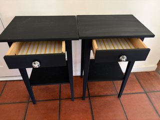 Set di due comodini notturni in legno nero