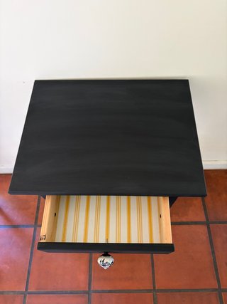 Set di due comodini notturni in legno nero