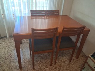Mesa de comedor de madera