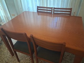 Mesa de comedor de madera