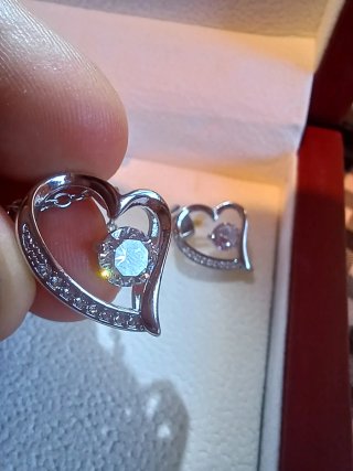 Conjunto collar y pendientes corazón.