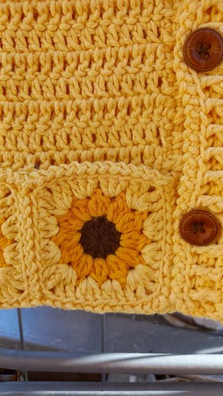 Cárdigan infantil tejido amarillo girasoles