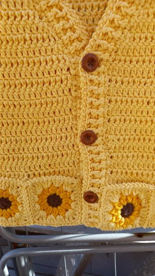 Cárdigan infantil tejido amarillo girasoles