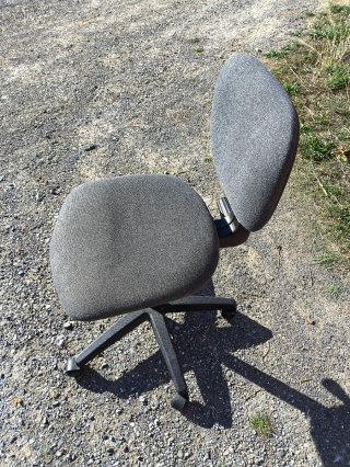 Silla de oficina gris regulable en altura