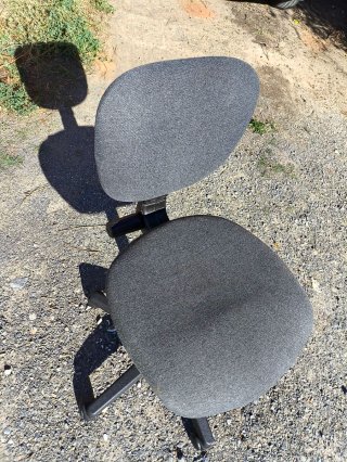Silla de oficina gris regulable en altura