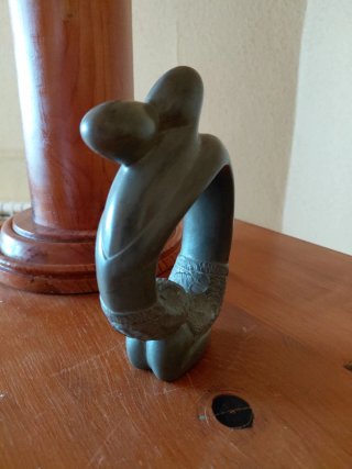 Figura cerámica pareja abrazada