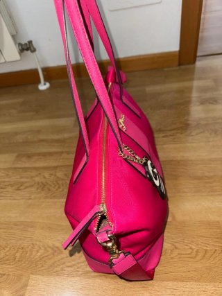 Bolso Guess Fucsia Mujer con Colgante Panda