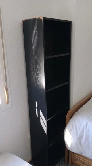 Librería negra de madera