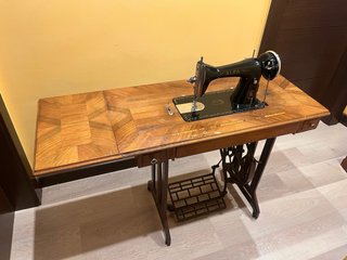 Máquina de coser antigua Alfa con mueble y tapa.