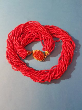 Collana vintage perle rosse e chiusura oro