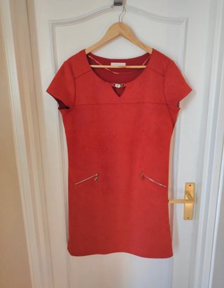 Vestido rojo con cremalleras