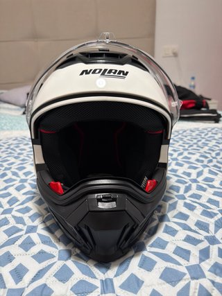 Casco de moto negro y blanco marca nolan n 70 x