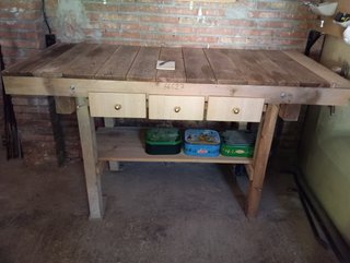 Mesa de trabajo de madera robusta